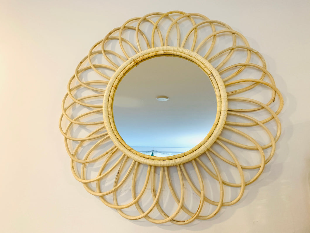 Miroir en rotin en forme de fleur 24